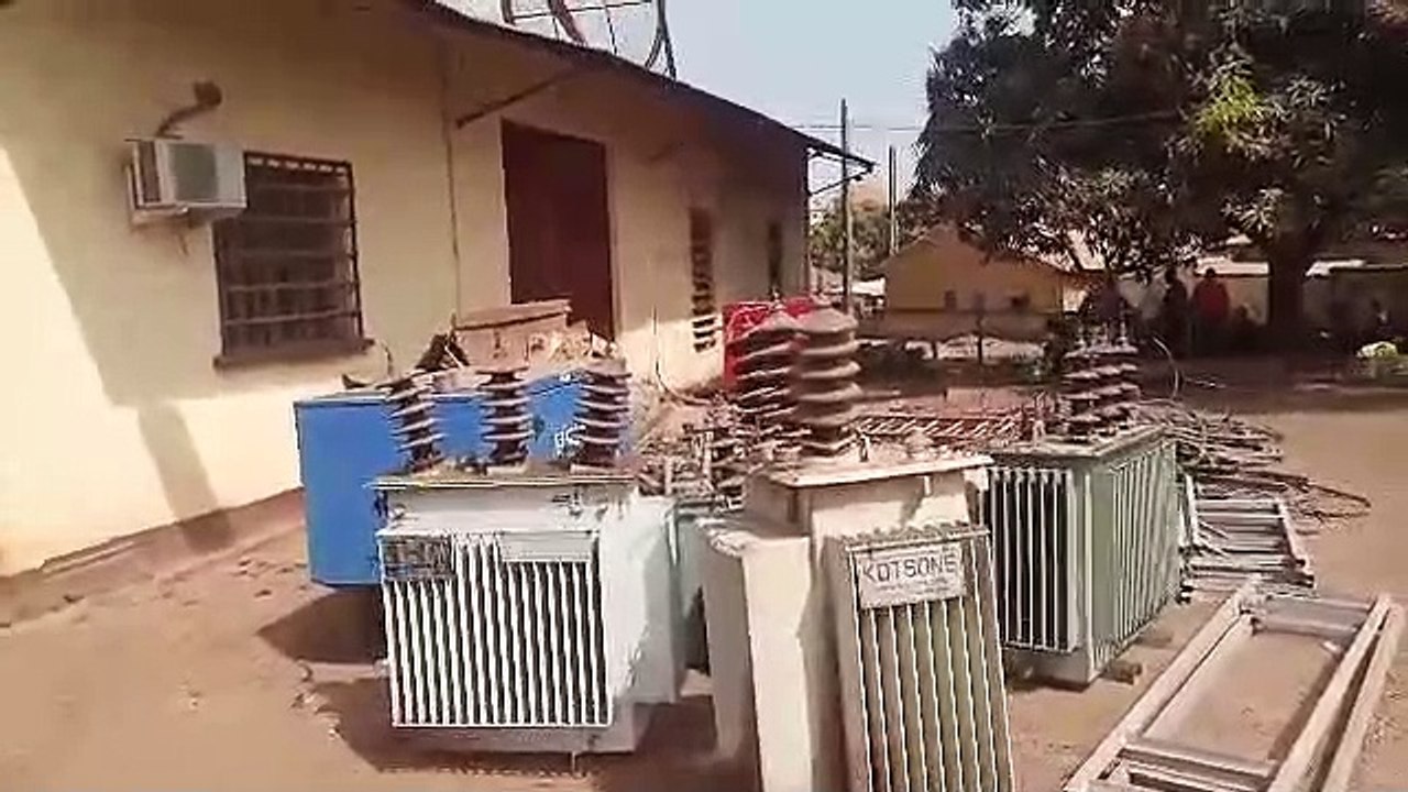 Grogne des élèves à Labé: les locaux d'EDG attaqués...