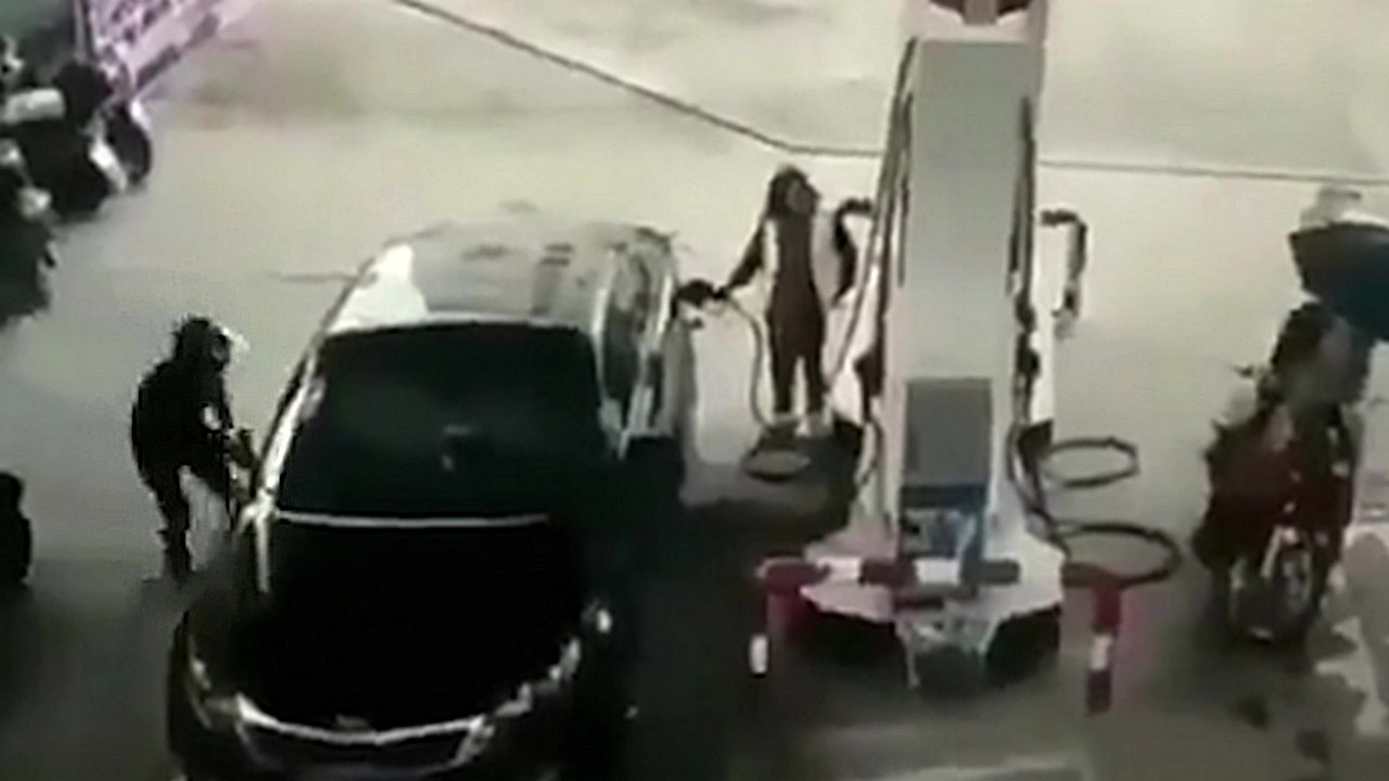 Un voleur de sac à main se prend un karma