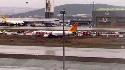 Pistten çıkan uçağı kurtarma çalışmaları devam ediyor