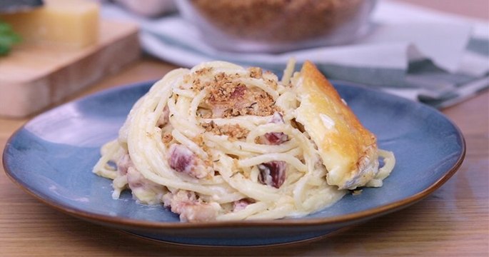 Faites-vous plaisir avec le réconfortant gratin de pâtes au camembert avec son crumble de parmesan