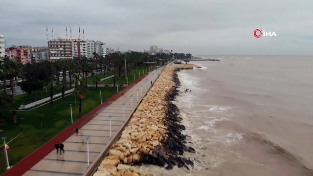 Mersin'de deniz çamura bulandı