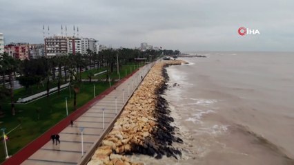 Mersin'de deniz çamura bulandı