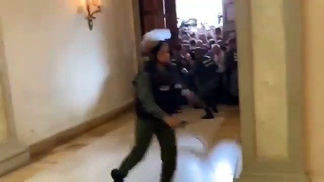 Venezuela Juan Guaidó entra por la fuerza en Parlamento venezolano y toma la palabra en la tribuna presidencial