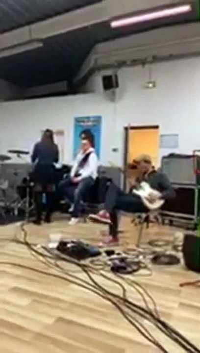 A l'approche de la nouvelle tournée, Elsa Esnoult répète avec ses musiciens. Elle sera par ailleurs dans TPMP demain sur C8