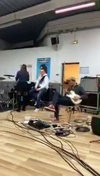 A l'approche de la nouvelle tournée, Elsa Esnoult répète avec ses musiciens. Elle sera par ailleurs dans TPMP demain sur C8