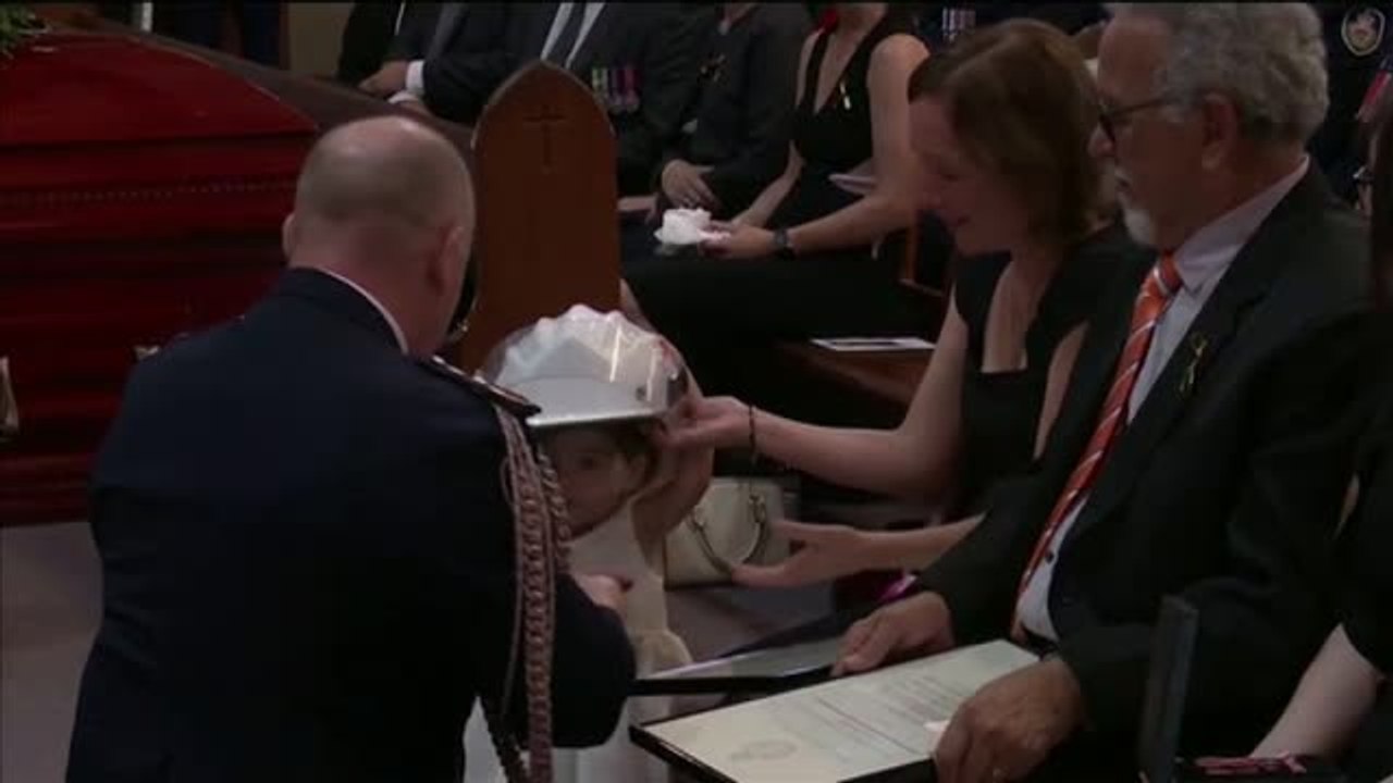 La hija de un bombero fallecido en los fuegos de Australia recibe la Medalla al Servicio