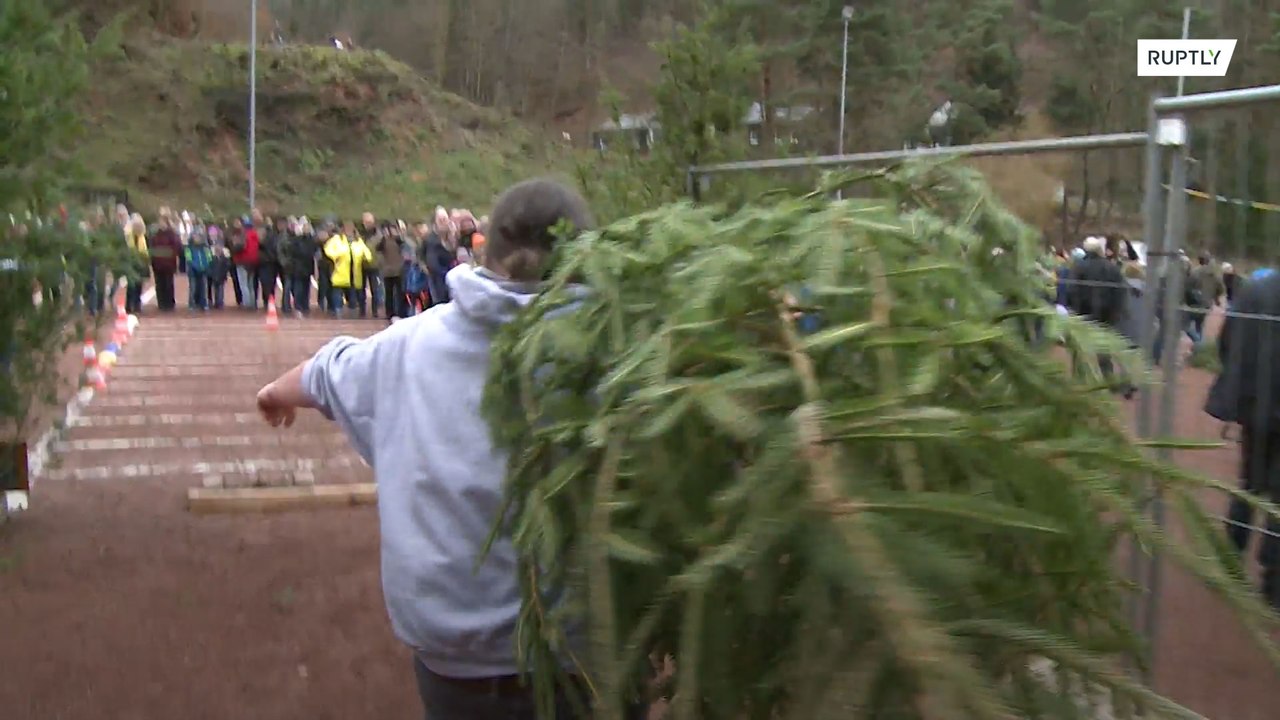 ツリーが飛び交う不思議な光景、クリスマスツリー投げ大会