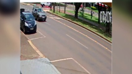 Vídeo mostra veículo na contramão e acidente na Avenida Brasil