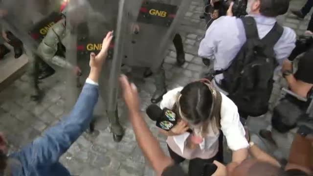 Juan Guaidó jura como presidente interino de Venezuela