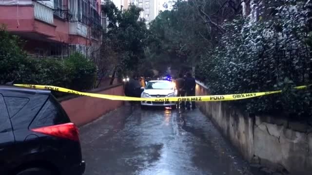 Kadıköy'de hırsızlık şüphelilerinin ateş açtığı polis yaralandı