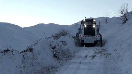 Kar nedeniyle yaylada mahsur kalan at sürüsü kurtarıldı