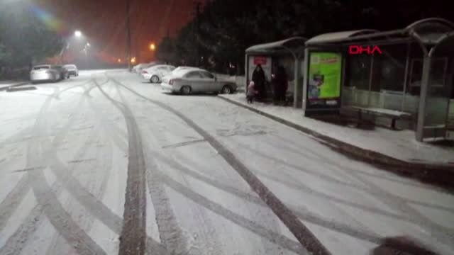 Çanakkale'nin biga ilçesinde akşam saatlerinde başlayan kar yağışı ilçeyi beyaza bürüdü