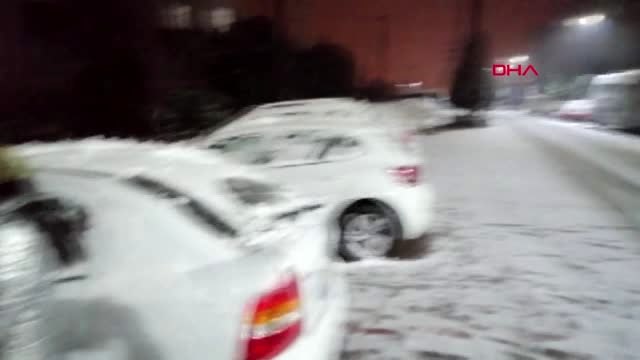 Çanakkale'nin biga ilçesinde akşam saatlerinde başlayan kar yağışı ilçeyi beyaza bürüdü-ek