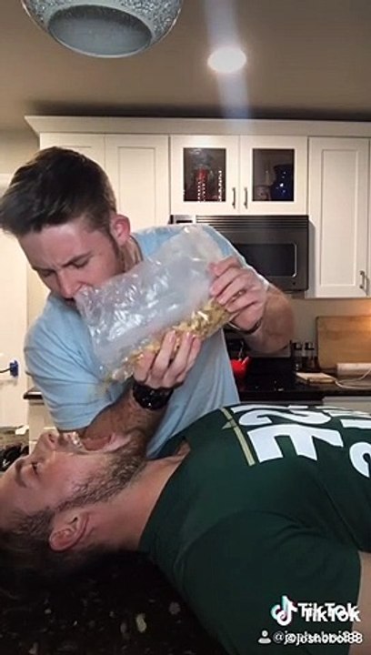 Servir ses céréales du matin.. dans la bouche de ton pote