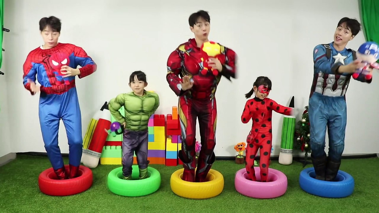 슈퍼히어로 마슈와 영어 동요 Learn colors with Superhero for kids | Five little babies jumping on the bed song