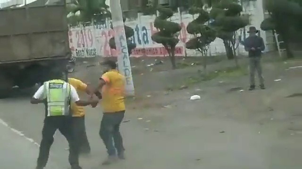 Agente de la CTE se da de puñetes con dos ciudadanos en Milagro