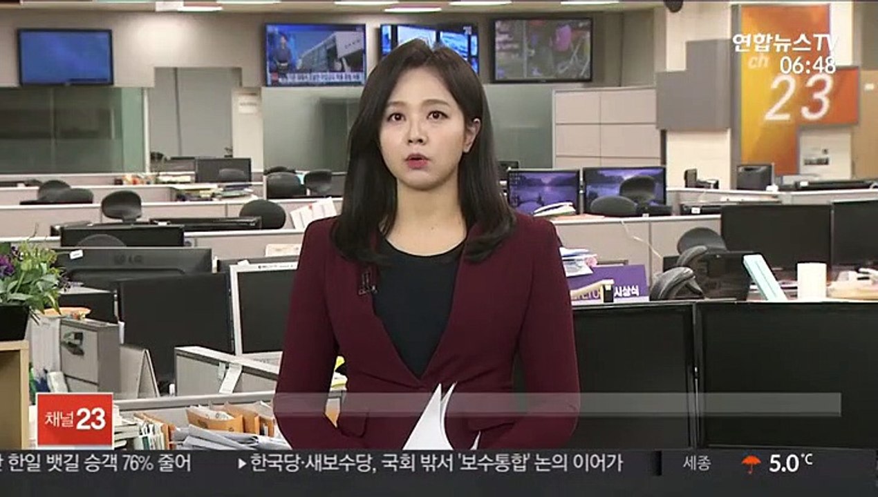 창원서 공사장 건물 안전망이 전신주 덮쳐 한때 정전