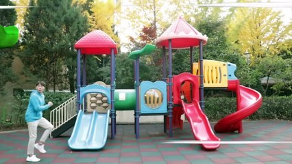 슈퍼히어로 헐크가 커졌어요. 헐크의 거대한 발바닥이 마슈를 쫒아와요 Superhero Hulk Giant feet - 마슈토이 Mashu ToysReview