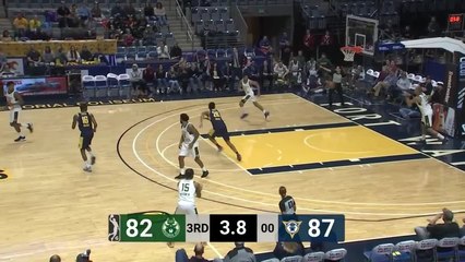 Jaylen Adams sinks the shot at the buzzer