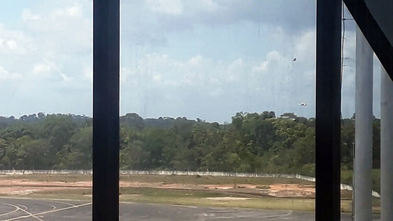 [SBEG Spotting]Boeing 737-400 PR-AJZ  pousa em Manaus vindo de Guarulhos(04/01/2020)