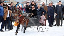 Erzurum Belediye başkanı ve müdür bindikleri atlı kızağı durduramadı