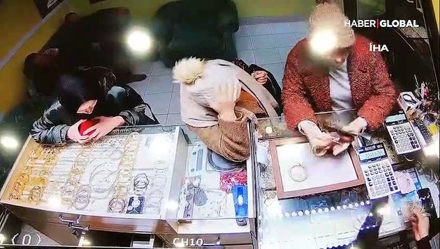 Kuyumcuda altınları çalmak isteyen kadınlar sert kayaya çarptı