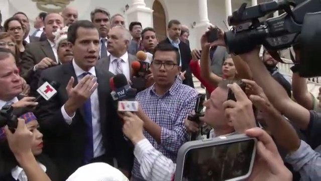 Juan Guaidó vuelve a jurar como presidente de Venezuela.