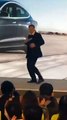شاهد رقصة إيلون ماسك في افتتاح مصنع بالصين