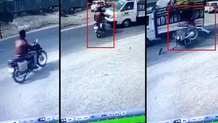 दौड़ते वाहनों के बीच रोड क्रॉस कर रहा था बाइक वाला, टैम्पो से टक्कर में दर्दनाक मौत, VIDEO