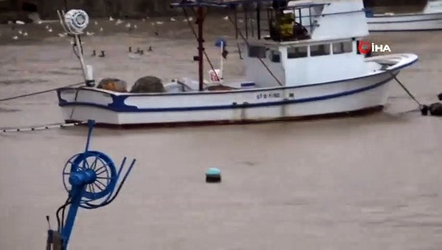 Zonguldak'ta Yağışla Birlikte Liman Çamura Bulandı