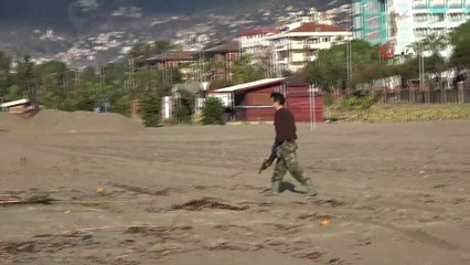 Kışlık yakacaklarını sahilden çıkardılar