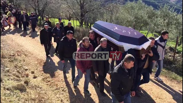 Report TV - U vra nga nipi i burrit, i jepet lamtumira e fundit gruas në Mallakastër