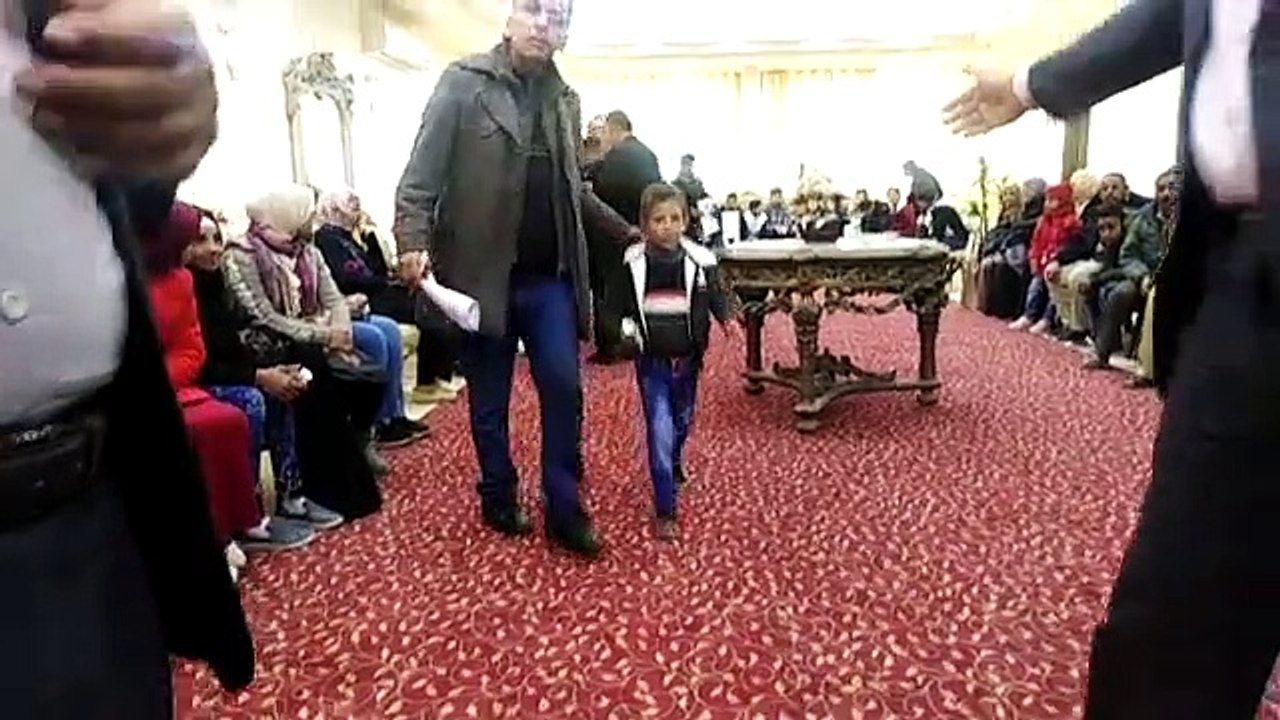 محافظ شمال سيناء يسلم 32 سماعة إذن على طلبة التربية الخاصة ضعاف السمع بالعريش