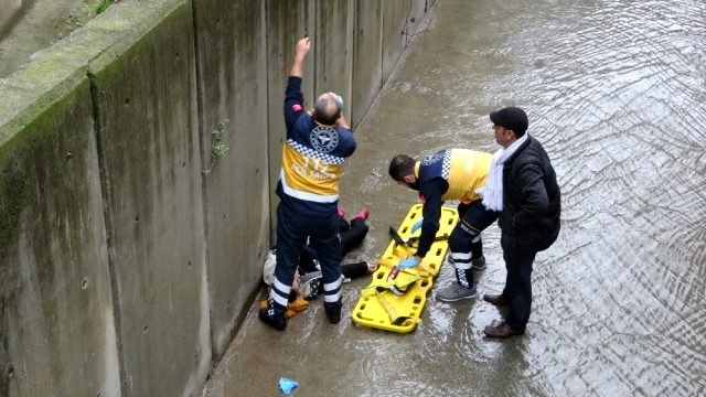Cam silerken dengesini kaybeden kadın beşinci kattan dereye düştü