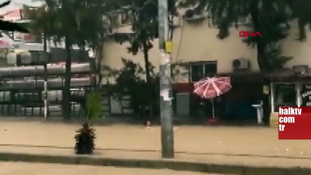 Mersin'de bir yurttaş sokakta leğenle yüzdü