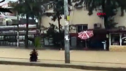 'Kırmızı kod' uyarısı yapılan Mersin'deki selde bir vatandaş leğenle yüzdü