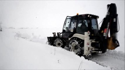 Yolu kardan kapanan tesiste mahsur kalan iki işçiye ulaşıldı