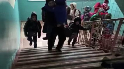 Anne kucağında onlarca basamak çıkan dmd'li öğrencinin sınıfı taşındı