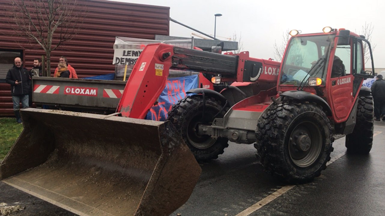 À Auray, près de 200 ostréiculteurs déversent des huîtres devant l’intercommunalité