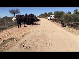 Report TV -I jepet lamtumira gruas në Mallakastër! Policia largon nënën e autorit nga varrimi!