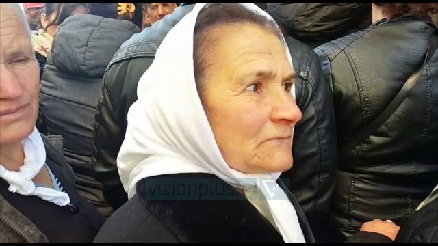 Radhë të gjata për kartat dhe pasaportat, ankohen qytetarët - News, Lajme - Vizion Plus