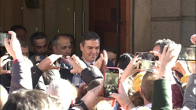Aplausos a Sánchez a su salida del Congresos
