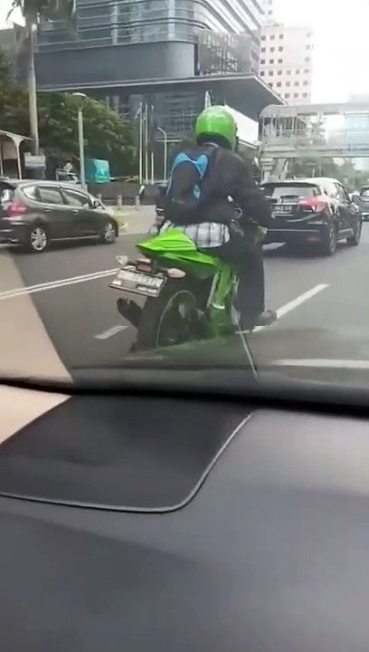 Ce motard conduit sa grande moto autrement