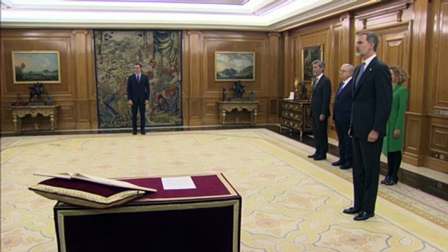 Sánchez jura su cargo ante el Rey sin crucifijo ni Biblia