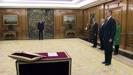 Sánchez jura su cargo ante el Rey sin crucifijo ni Biblia