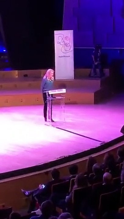 Regardez les voeux de la présidente de Radio France interrompus par les grévistes et les choeurs qui se mettent à chanter dans la salle - VIDEO