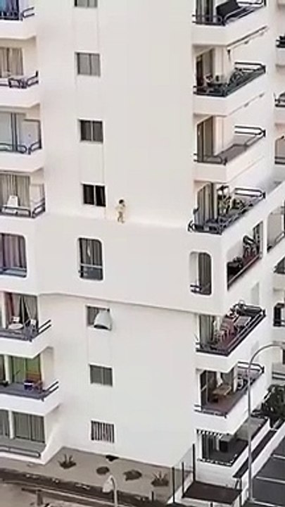 Criança atravessa beirada no quinto andar do prédio duas vezes