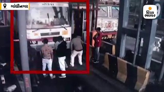 અડાલજ ટોલ પ્લાઝા પર ST અને ટોલ કર્મીઓ વચ્ચે બબાલ, ડ્રાઈવરે બેરિયર્સ તોડી બસ હંકારી દીધી રોડ પર ઊભેલાઓનો બચાવ