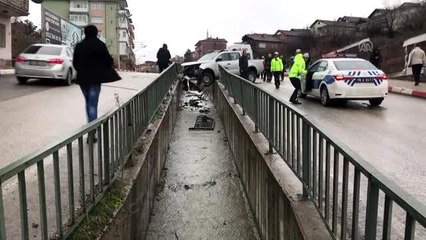 Bariyerleri aşıp su kanalı üstünde askıda kalan kamyonetteki 2 kişi yaralandı