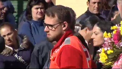 Entierran al adolescente y a su hermana de 24 años fallecidos en el incendio de una vivienda en Huelva